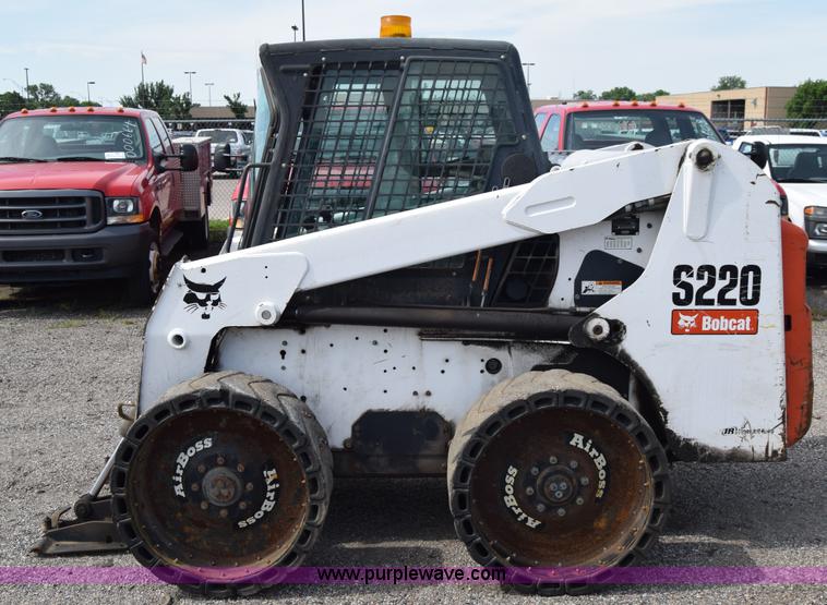 image for item K8512 2006 Bobcat S220 skid steer
