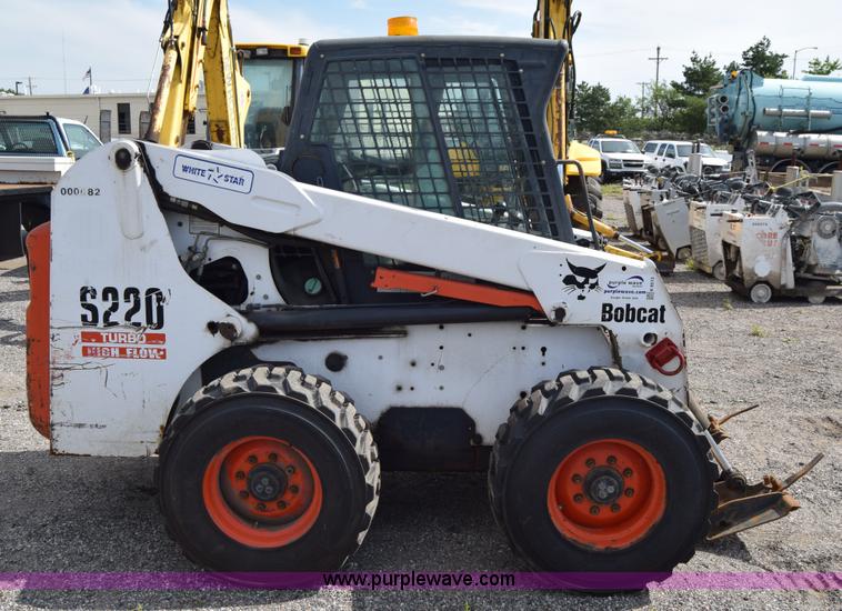 image for item K8513 2005 Bobcat S220 skid steer