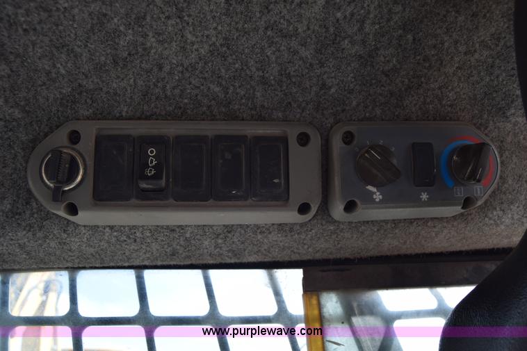 image for item K8513 2005 Bobcat S220 skid steer