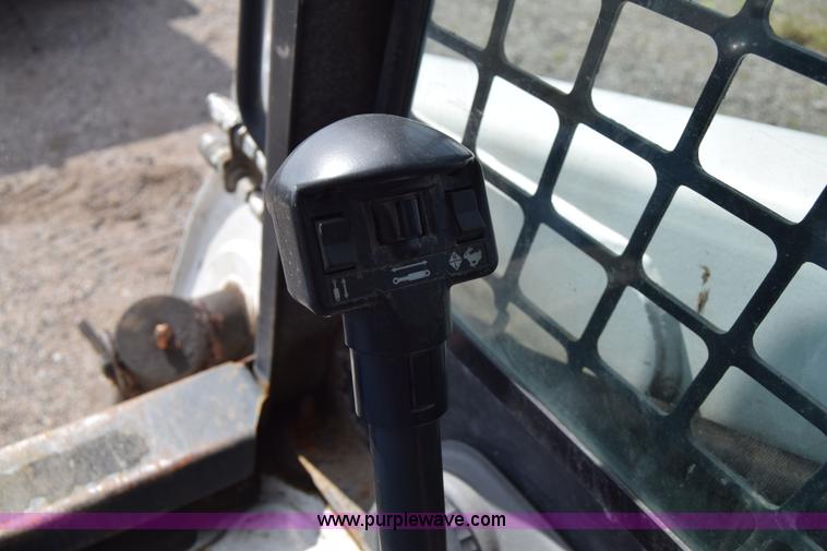 image for item K8513 2005 Bobcat S220 skid steer