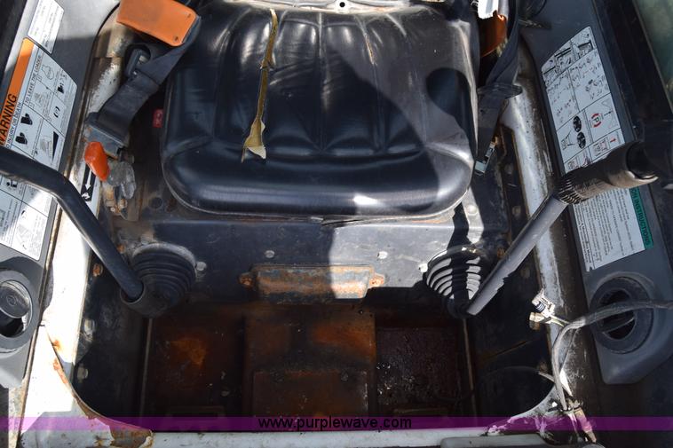 image for item K8513 2005 Bobcat S220 skid steer