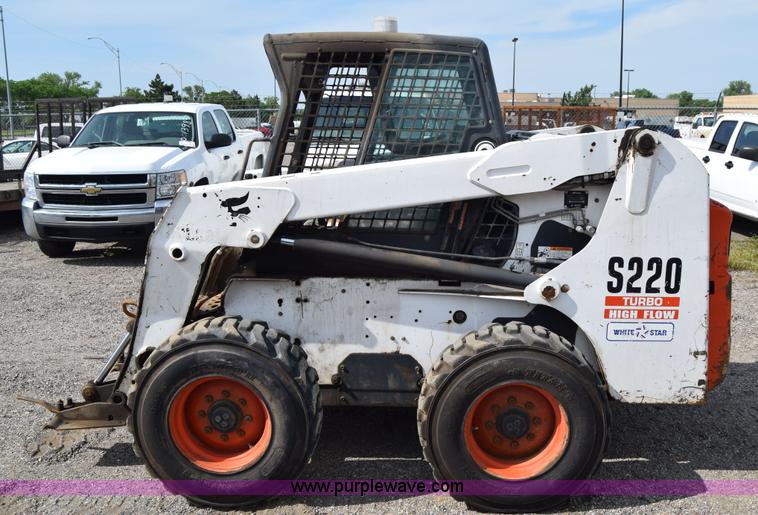 image for item K8514 2005 Bobcat S220 skid steer