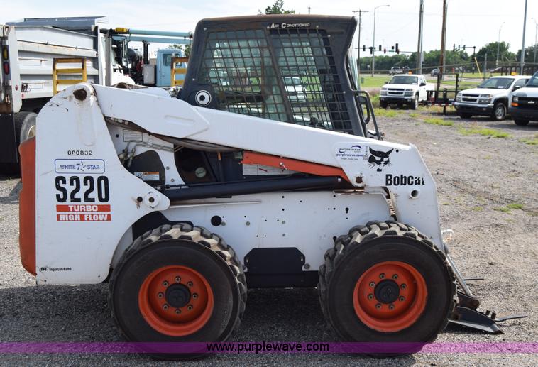 image for item K8515 2005 Bobcat S220 skid steer