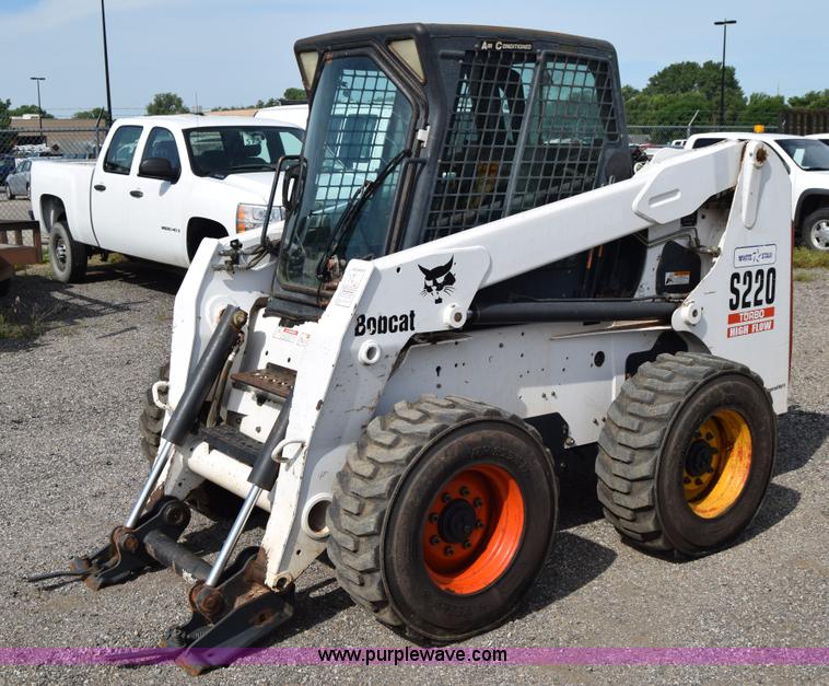 image for item K8515 2005 Bobcat S220 skid steer