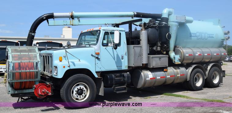 image for item K8516 2002 International F2574 sewer cleaner truck