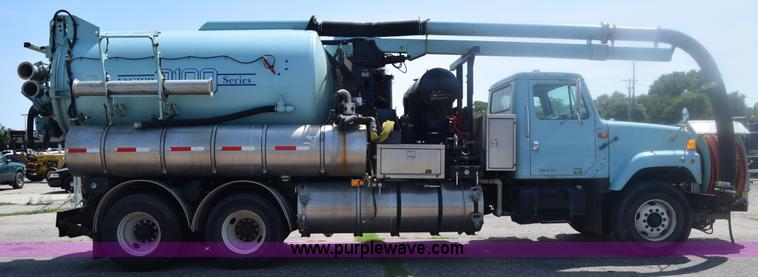 image for item K8516 2002 International F2574 sewer cleaner truck