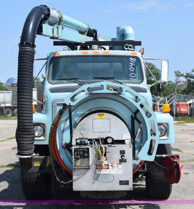 image for item K8516 2002 International F2574 sewer cleaner truck