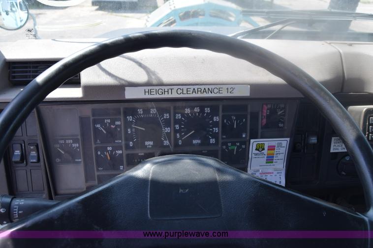 image for item K8516 2002 International F2574 sewer cleaner truck