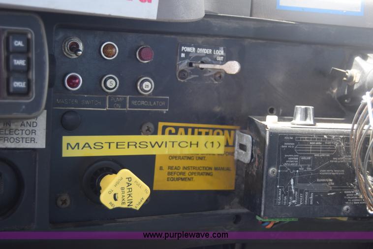 image for item K8516 2002 International F2574 sewer cleaner truck