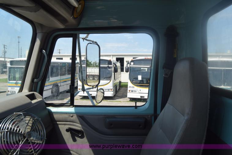 image for item K8516 2002 International F2574 sewer cleaner truck