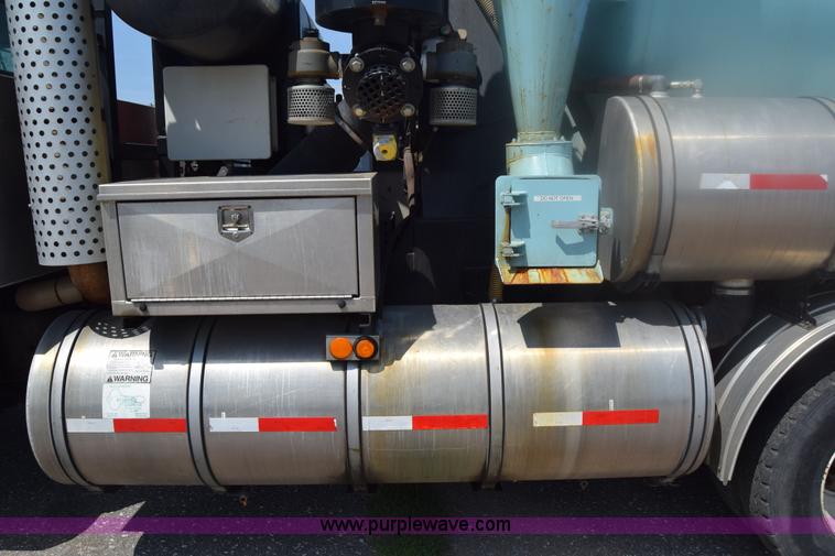 image for item K8516 2002 International F2574 sewer cleaner truck
