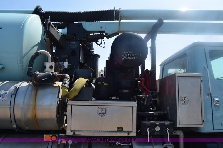 image for item K8516 2002 International F2574 sewer cleaner truck
