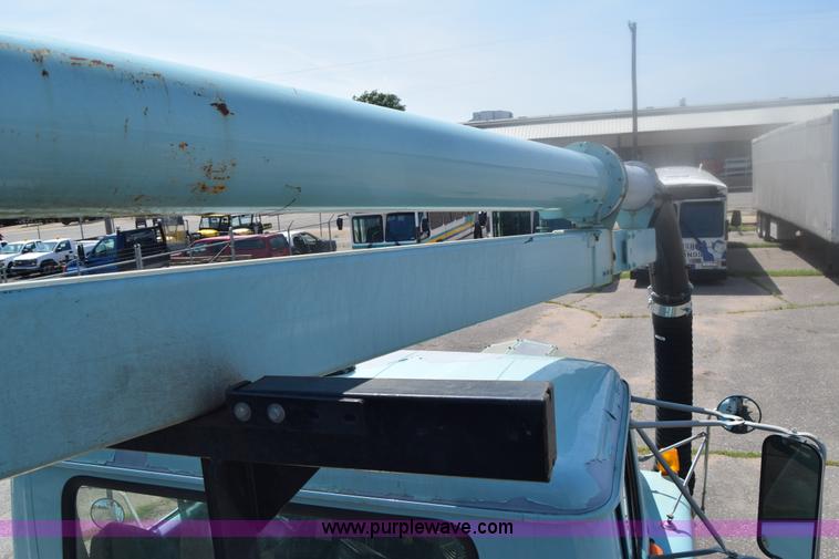 image for item K8516 2002 International F2574 sewer cleaner truck