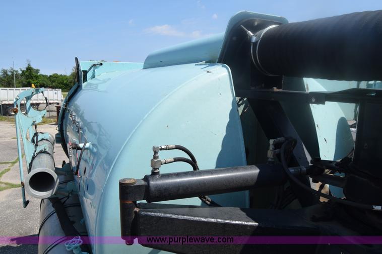 image for item K8516 2002 International F2574 sewer cleaner truck