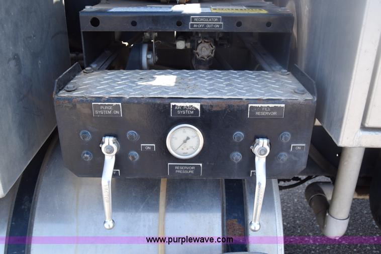 image for item K8516 2002 International F2574 sewer cleaner truck