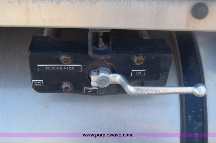 image for item K8516 2002 International F2574 sewer cleaner truck