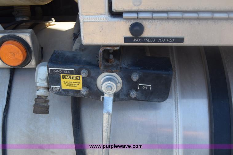 image for item K8516 2002 International F2574 sewer cleaner truck
