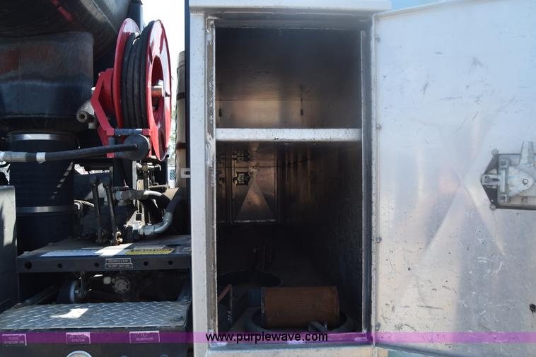 image for item K8516 2002 International F2574 sewer cleaner truck