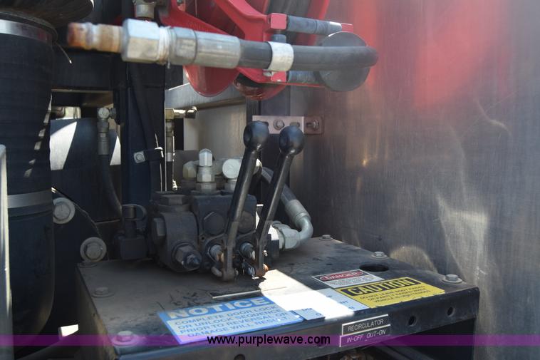 image for item K8516 2002 International F2574 sewer cleaner truck