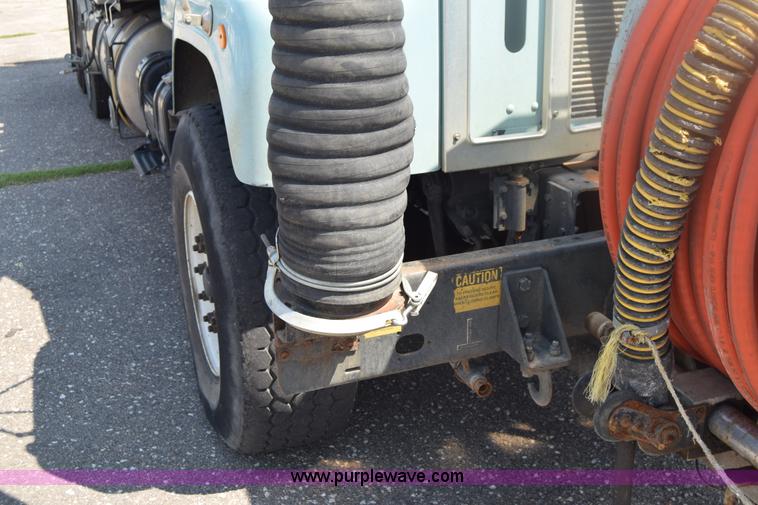 image for item K8516 2002 International F2574 sewer cleaner truck
