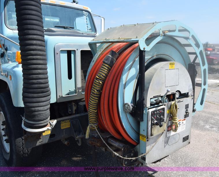 image for item K8516 2002 International F2574 sewer cleaner truck