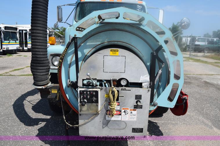 image for item K8516 2002 International F2574 sewer cleaner truck