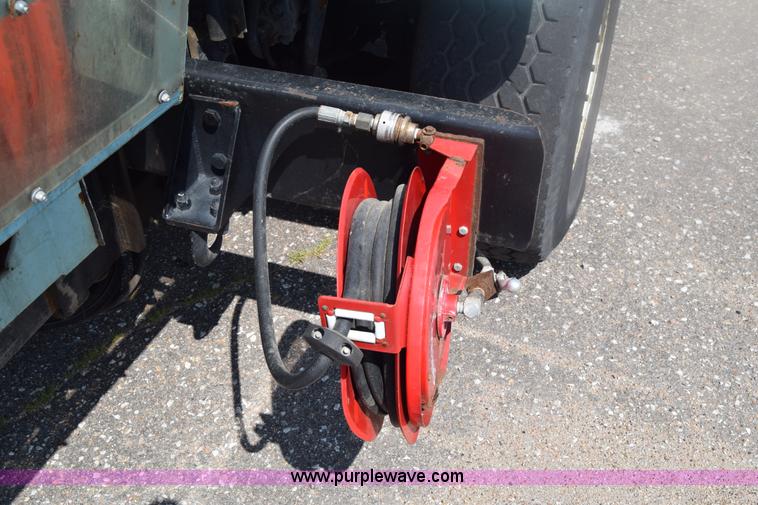 image for item K8516 2002 International F2574 sewer cleaner truck