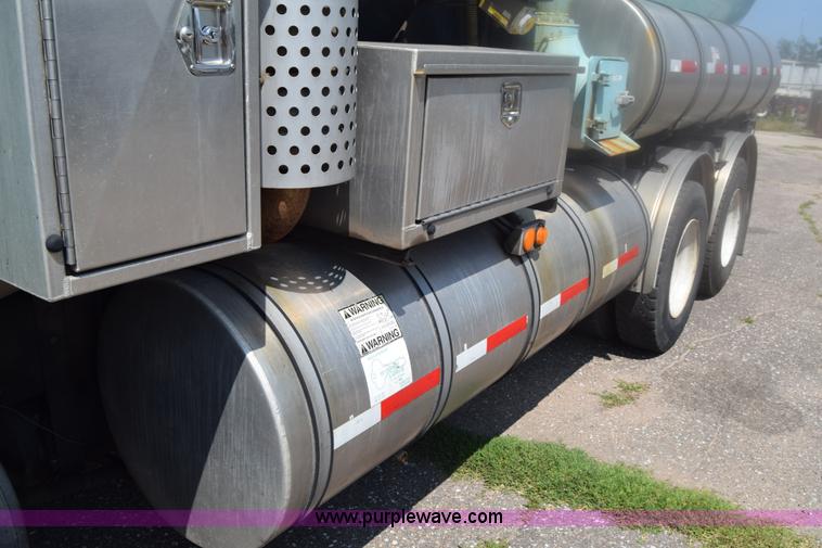 image for item K8516 2002 International F2574 sewer cleaner truck