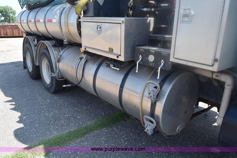 image for item K8516 2002 International F2574 sewer cleaner truck