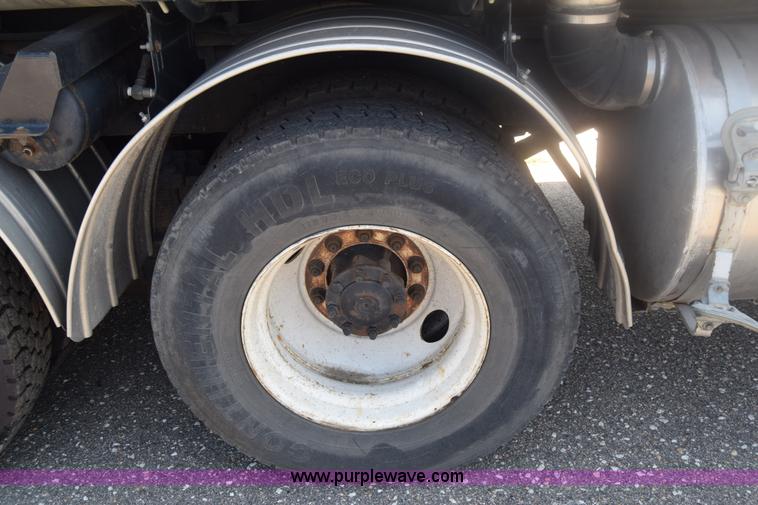 image for item K8516 2002 International F2574 sewer cleaner truck