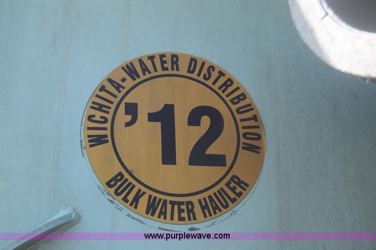 image for item K8516 2002 International F2574 sewer cleaner truck