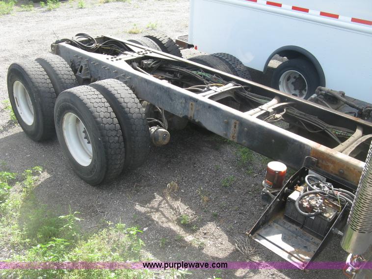 image for item K8525 2010 International WorkStar 7500 cab and chassis