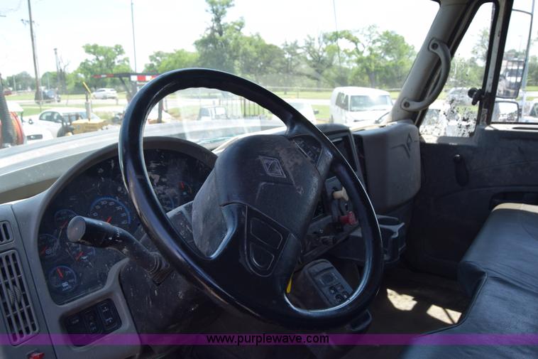 image for item K8525 2010 International WorkStar 7500 cab and chassis