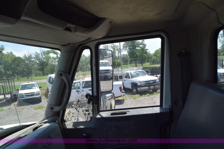 image for item K8525 2010 International WorkStar 7500 cab and chassis