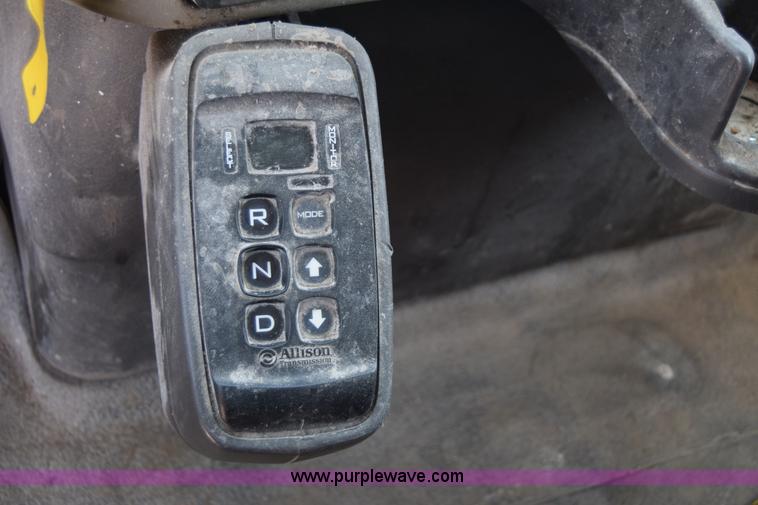 image for item K8525 2010 International WorkStar 7500 cab and chassis