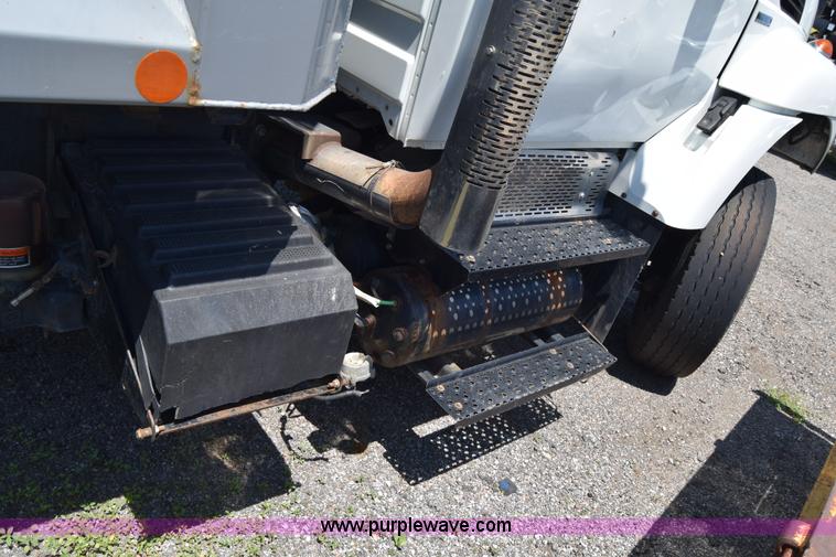 image for item K8525 2010 International WorkStar 7500 cab and chassis