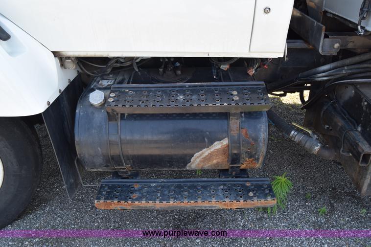 image for item K8525 2010 International WorkStar 7500 cab and chassis