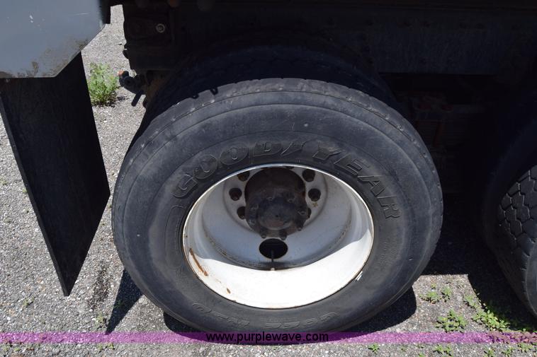 image for item K8525 2010 International WorkStar 7500 cab and chassis