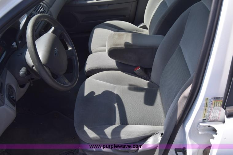 image for item K8541 2006 Ford Taurus SE