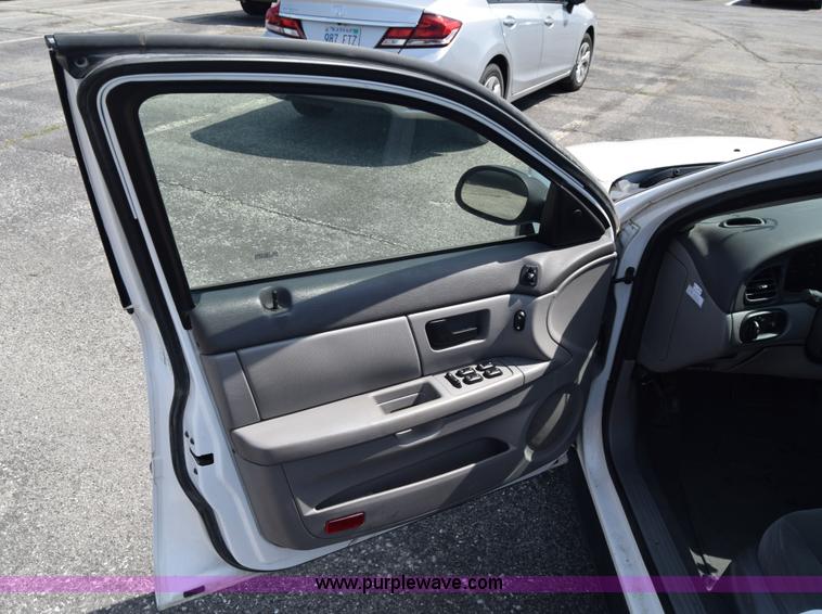 image for item K8542 2006 Ford Taurus SE