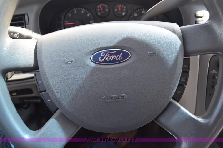 image for item K8542 2006 Ford Taurus SE