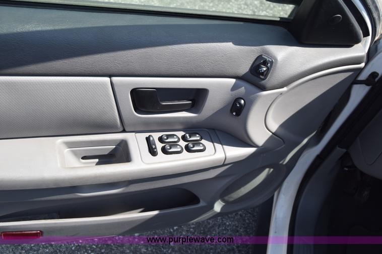 image for item K8542 2006 Ford Taurus SE