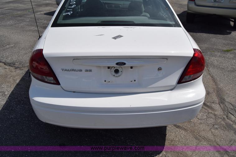 image for item K8542 2006 Ford Taurus SE