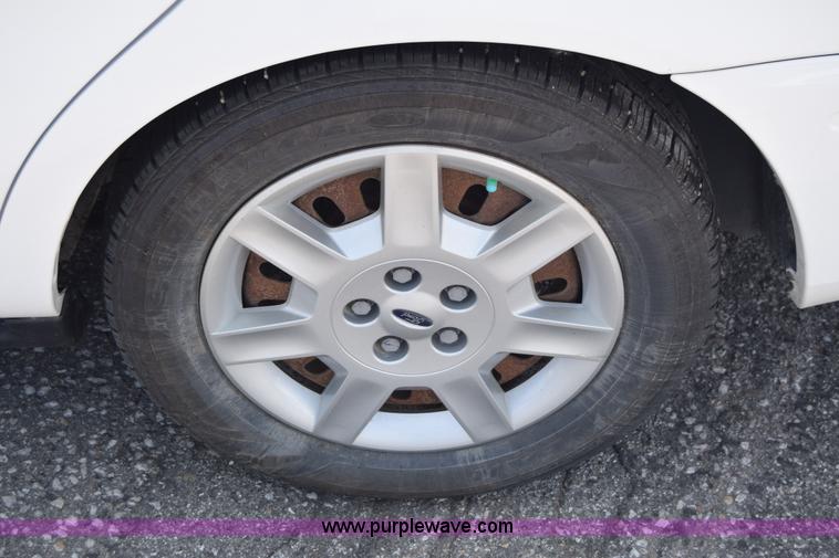 image for item K8542 2006 Ford Taurus SE
