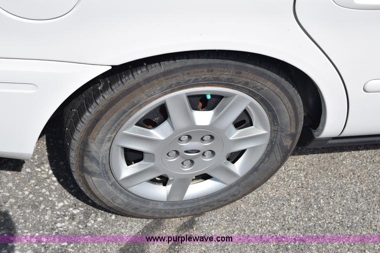 image for item K8542 2006 Ford Taurus SE