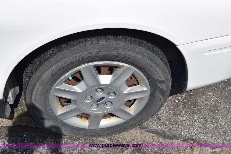 image for item K8542 2006 Ford Taurus SE