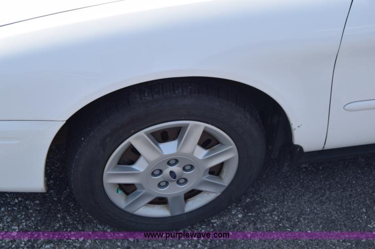 image for item K8542 2006 Ford Taurus SE