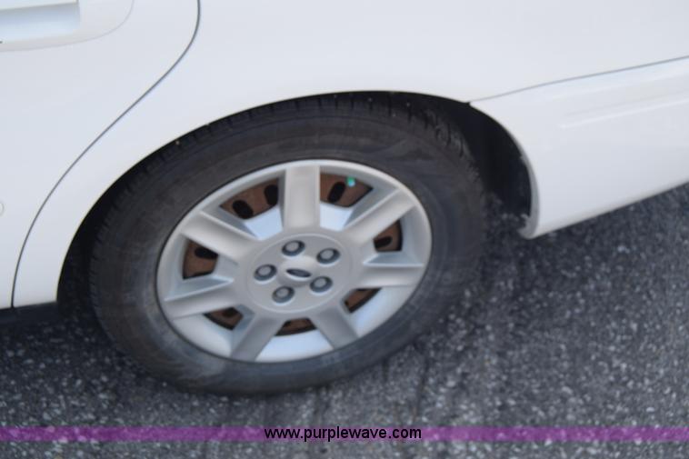 image for item K8542 2006 Ford Taurus SE