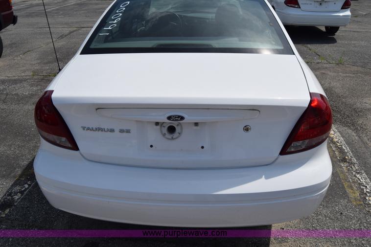 image for item K8544 2006 Ford Taurus SE