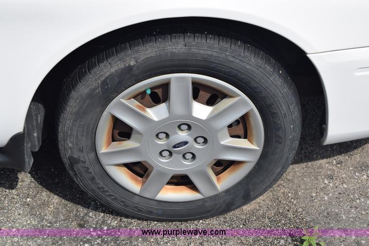 image for item K8544 2006 Ford Taurus SE